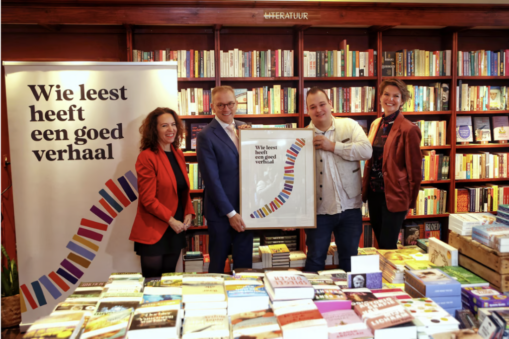 Tamar van Gelder, minister Bruins, Taalheld, Ricardo Haak, Eveline Aendekerk in de boekhandel met poster wie leest heeft een goed verhaal